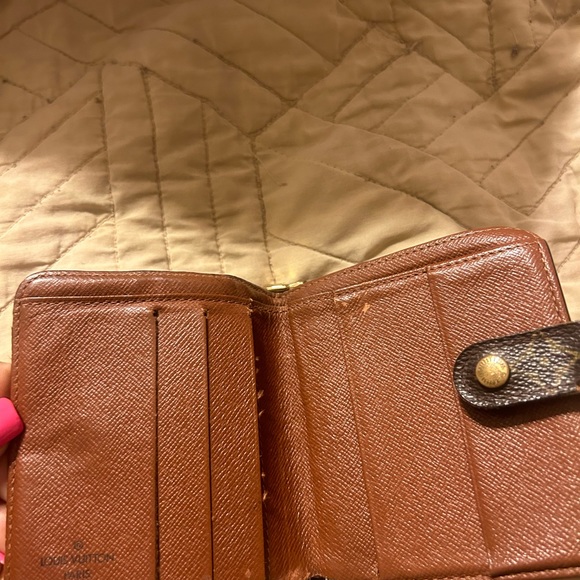 LV WALLET PRETTY GOOD CONDITION CALLOUT ON THE CORNER OF ZIPPER is good - Picture 2 of 8